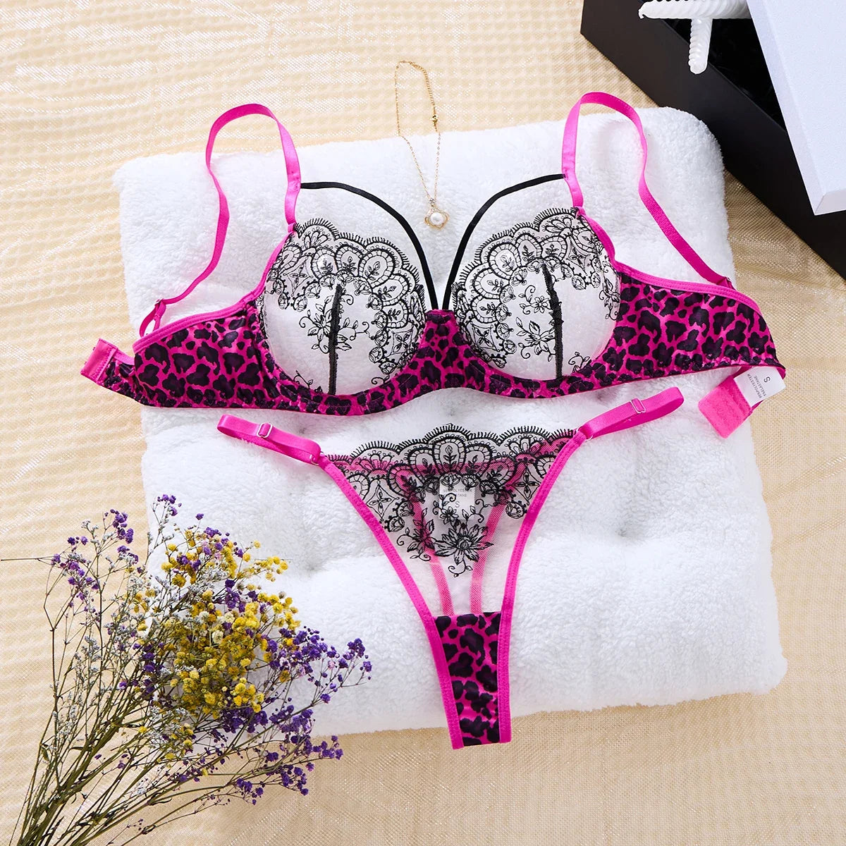 A Black Sexy Lingerie Set, Combining Leopard Print and Floral Patterns, Combining Allure and Sensuality ZA825120