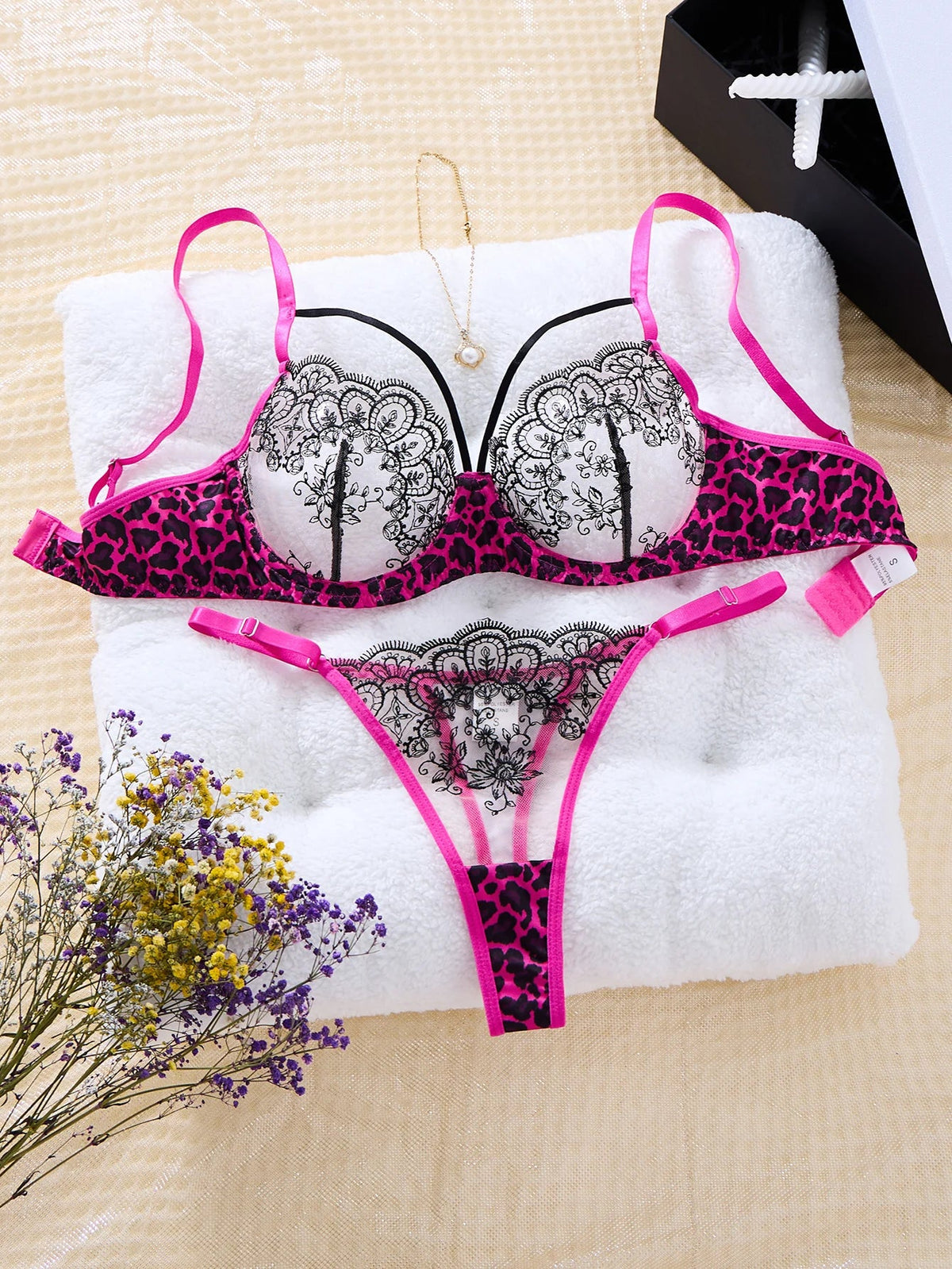 A Black Sexy Lingerie Set, Combining Leopard Print and Floral Patterns, Combining Allure and Sensuality ZA825120